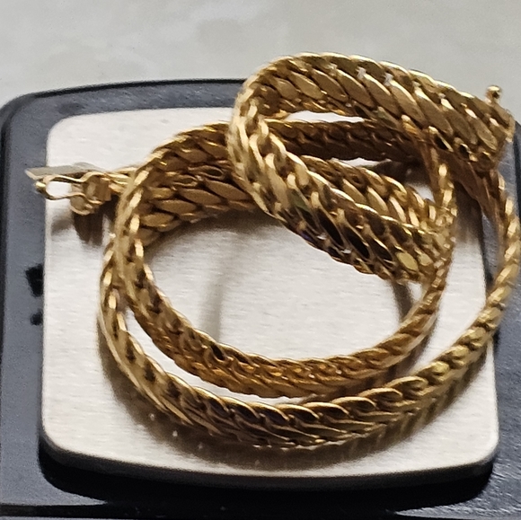 Beautiful New 14K Gold Plated Necklace - Picture 3 of 8